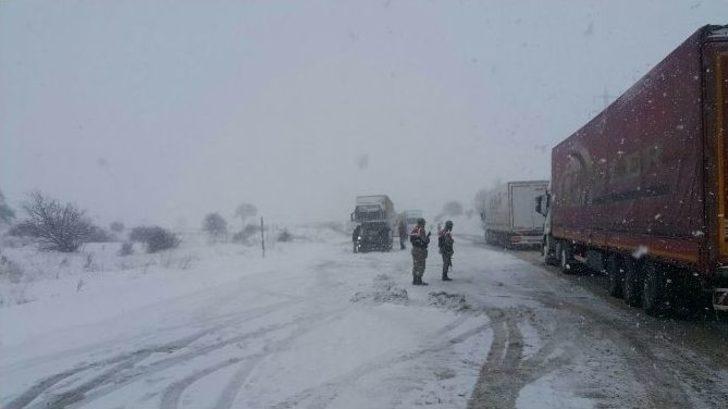 Yolda Kalan Vatandaşlara Kumanya Dağıtıldı G1