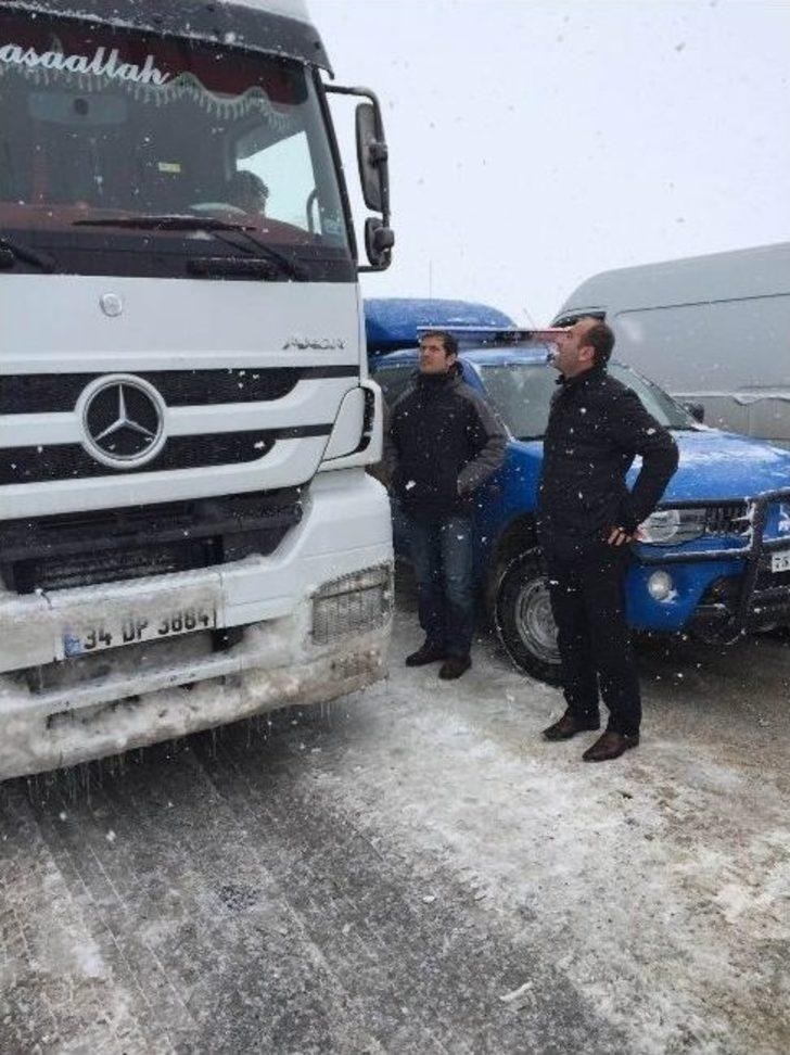 Yolda Kalan Vatandaşlara Kumanya Dağıtıldı G2