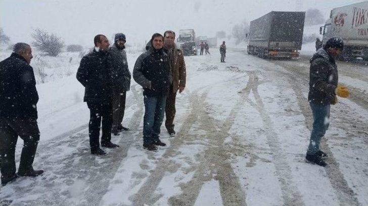 Yolda Kalan Vatandaşlara Kumanya Dağıtıldı G3