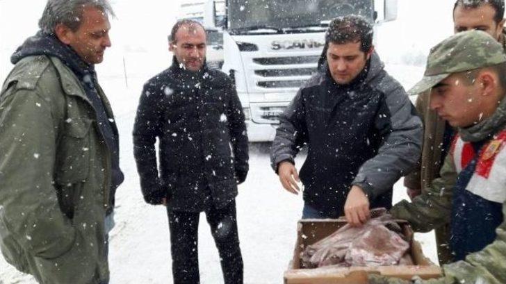 Yolda Kalan Vatandaşlara Kumanya Dağıtıldı G4