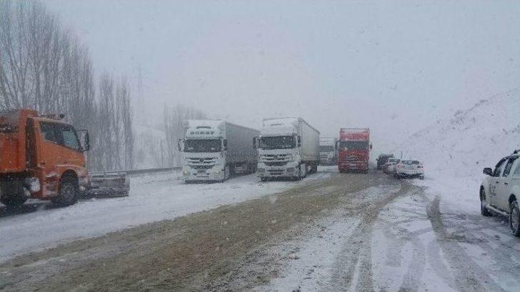 Yolda Kalan Vatandaşlara Kumanya Dağıtıldı G5