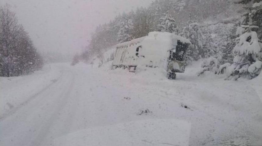 Kayan Tır Yolu Ulaşıma Kapattı