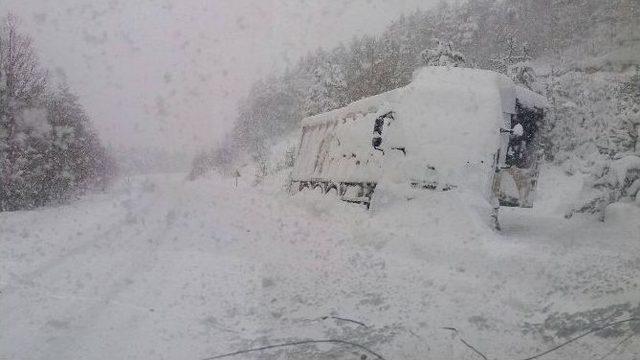 Kayan Tır Yolu Ulaşıma Kapattı