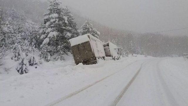 Kayan Tır Yolu Ulaşıma Kapattı