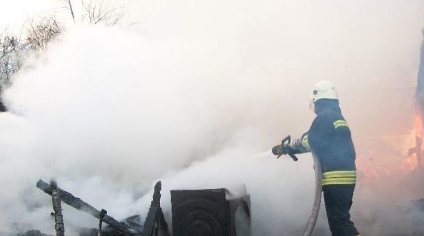 İki Katlı Bina K&uuml;l Oldu