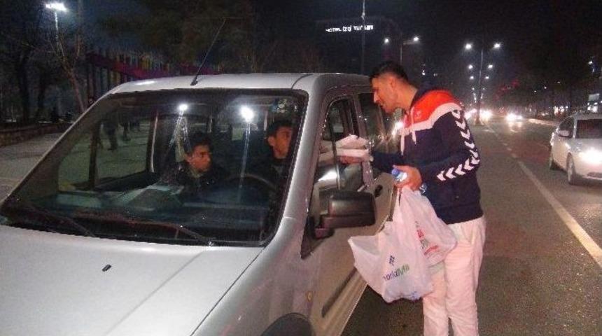 Barış Aktivisti İ&ccedil; Savaşlara Dikkat &Ccedil;ekmek İ&ccedil;in S&uuml;r&uuml;c&uuml;lere &Ccedil;iğk&ouml;fte Dağıttı