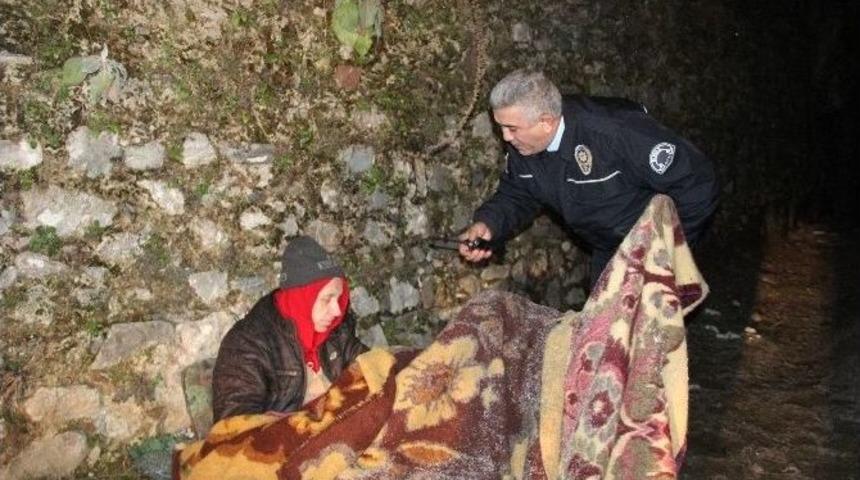 Donma Riskine Aldırmadan Parkta Sabahlamak İstedi, Polis İknaya &Ccedil;alıştı