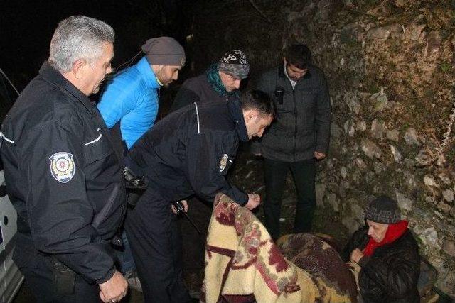 Donma Riskine Aldırmadan Parkta Sabahlamak İstedi, Polis İknaya Çalıştı