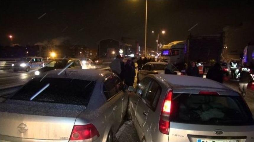 Buzlanan Yolda 17 Ara&ccedil; Birbirine Girdi: 5 Yaralı