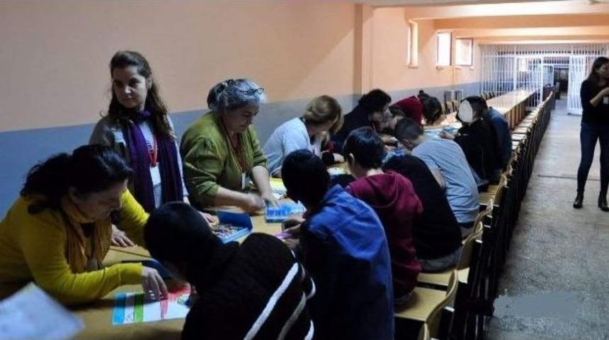 Avukatlar Cezaevinde Kalan &Ccedil;ocukları Kitapla Buluşturdu