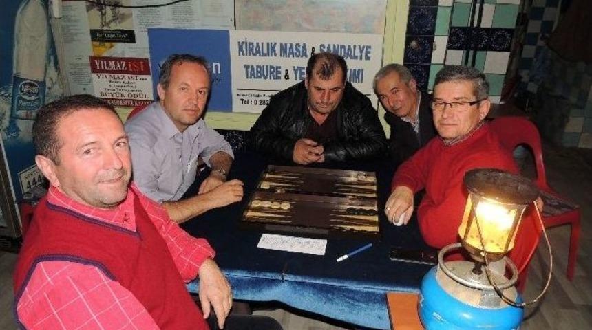 Yetenekli Gen&ccedil; Gitarıyla Tavlacıları Coşturdu