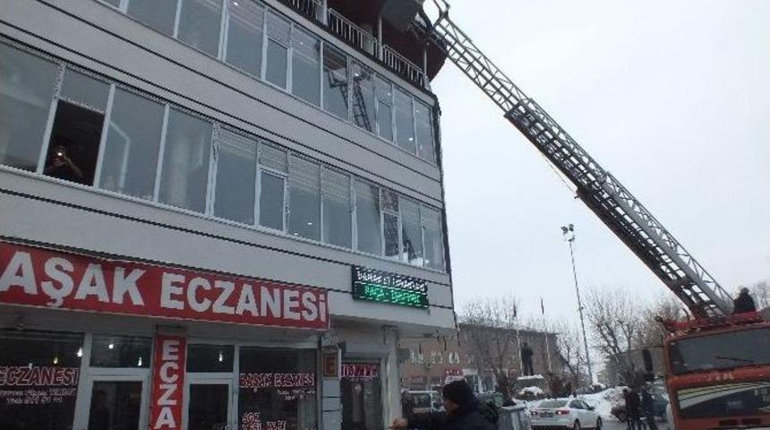 Buz Sarkıtları Tehlike Sa&ccedil;ıyor