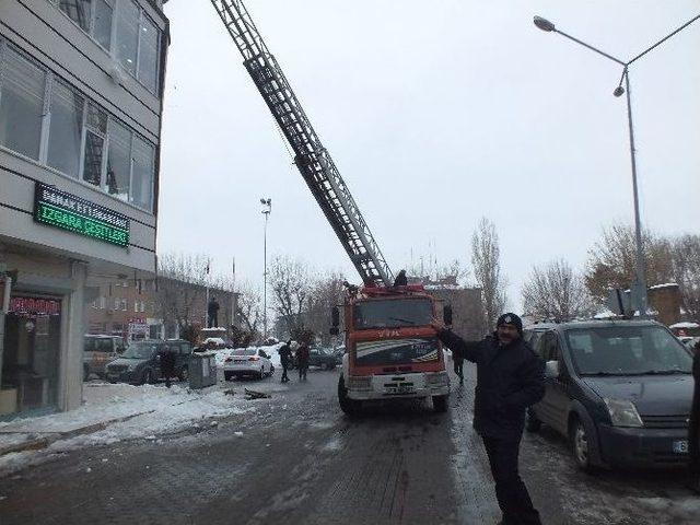 Buz Sarkıtları Tehlike Saçıyor