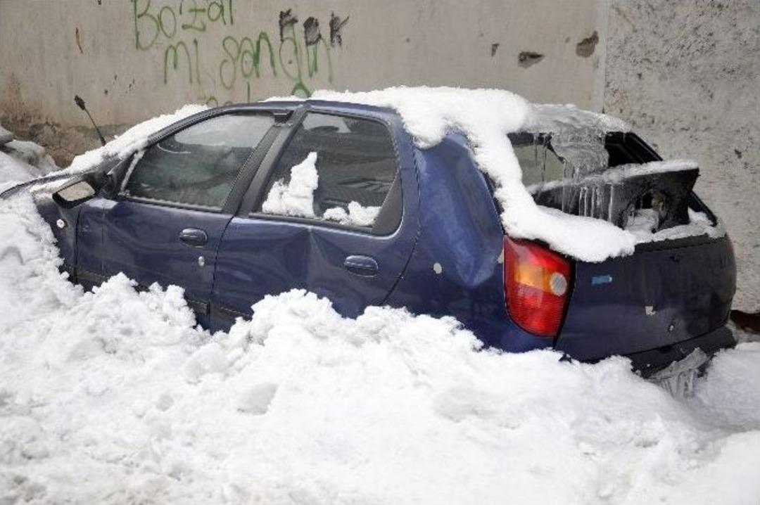 &Ccedil;atıdan D&uuml;şen Kar K&uuml;tlesi Arabayı Hurdaya &Ccedil;evirdi