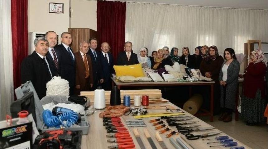 Kadınlar, Sodes&rsquo;le Mobilya D&ouml;şeme İmalatını &Ouml;ğrenecek