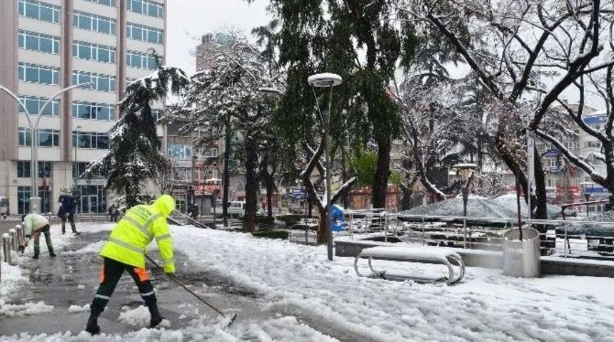 Trabzon Karla M&uuml;cadele Ediyor