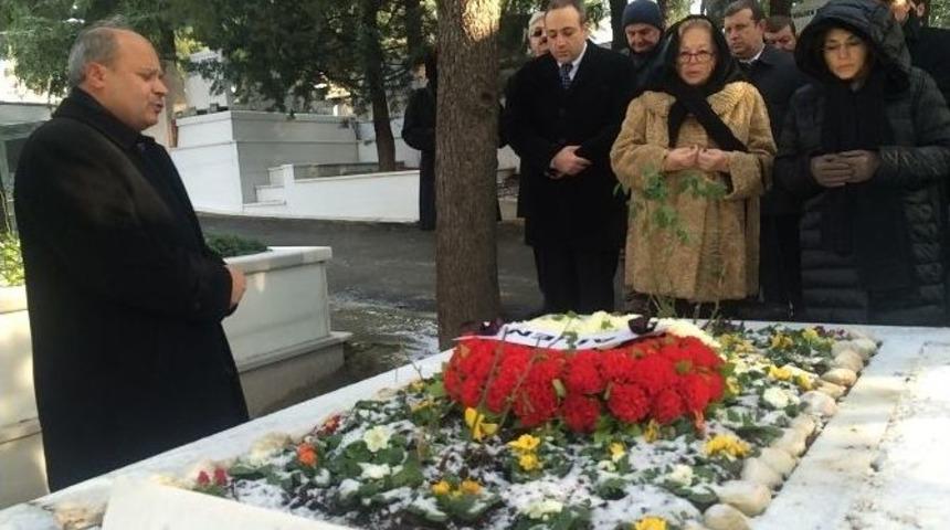 İsmal Cem &Ouml;l&uuml;m&uuml;n&uuml;n 9. Yılında Mezarı Başında Anıldı