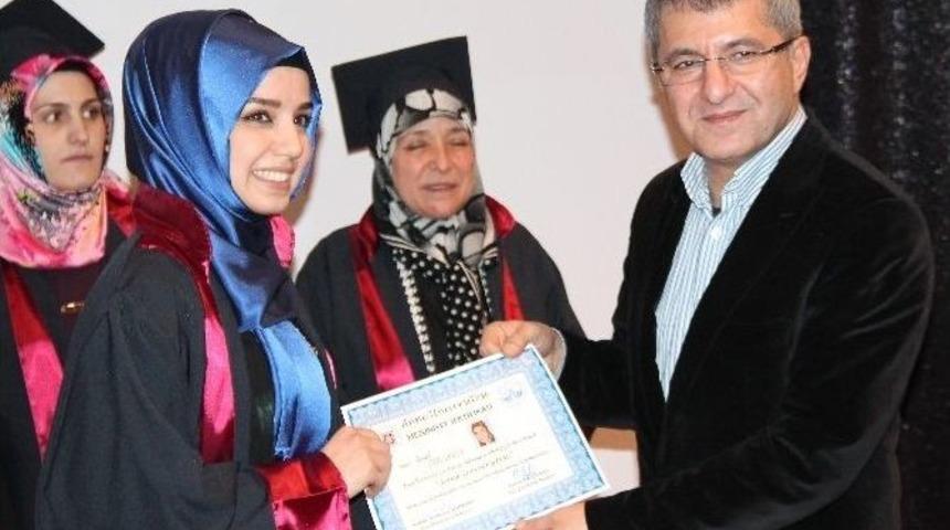 Anne &Uuml;niversitesi Yeni Mezunlarını Verdi