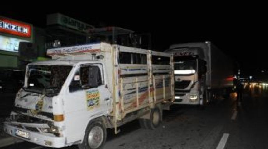 Kamyonet İki Tır&rsquo;ın Arasında Kaldı: 1 Ağır Yaralı