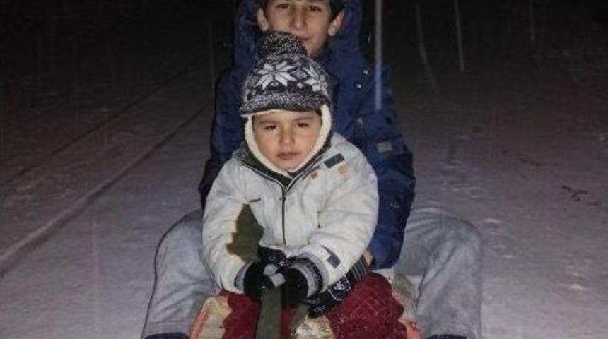 Hakkarili Çocuklar Tatillerini Kayarak Geçiriyor