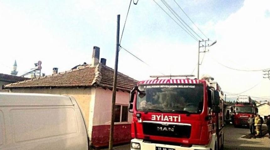 Edremit&rsquo;te Evi Tamamen Yanmaktan Zamanında M&uuml;dahale Kurtardı