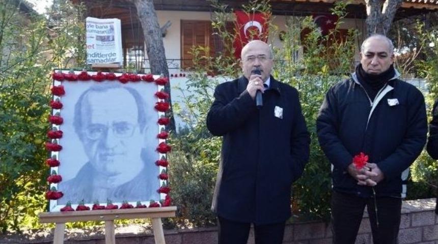 Uğur Mumcu, Ayvalık&rsquo;taki Evinin &Ouml;n&uuml;nde Anıldı