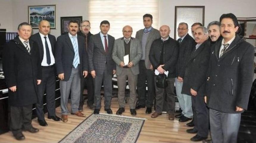 Eğitimcilerden Başkan Oral&rsquo;a Plaket