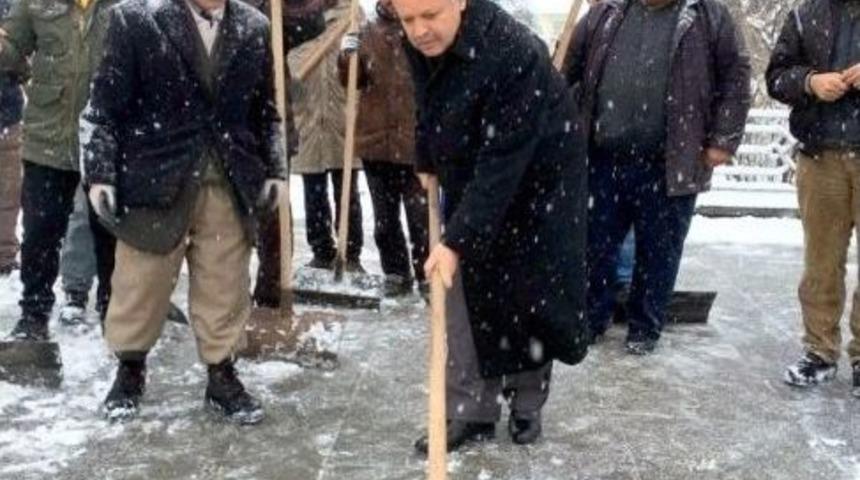 Vali Kar K&uuml;reyen Temizlik İş&ccedil;ilerine Yardım Etti