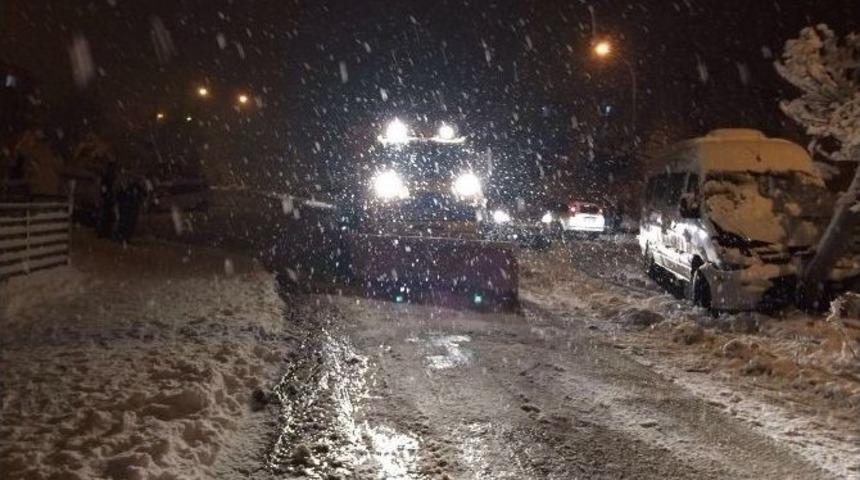 İzmit&rsquo;te Kar Mesaisi S&uuml;r&uuml;yor