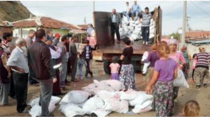 Belediye Bir Yılda 124 Aileye K&ouml;m&uuml;r Dağıttı