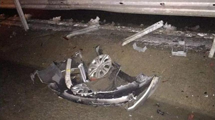 Kardan Dolayı Kayan Otomobil Bariyerlere &Ccedil;arparak Durabildi