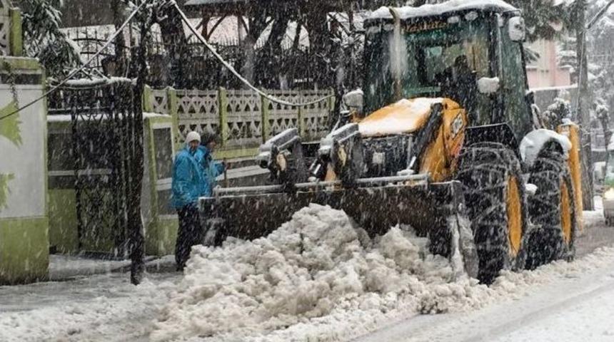 Doğu Karadeniz&rsquo;de Karla M&uuml;cadele Aralıksız S&uuml;r&uuml;yor