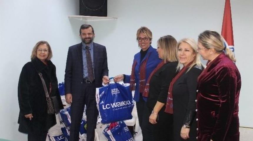 Suriyeli Minik Lina&rsquo; Nın Sandalye Mutluluğu