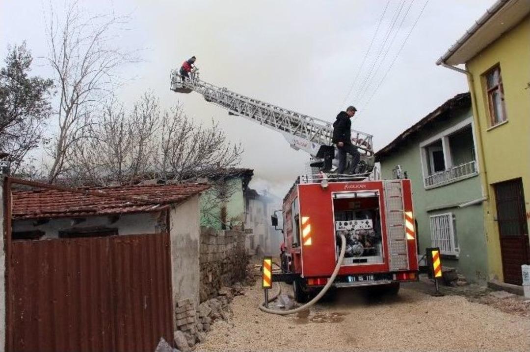 Osmaneli&rsquo;de İki Katlı Evde Yangın &Ccedil;ıktı