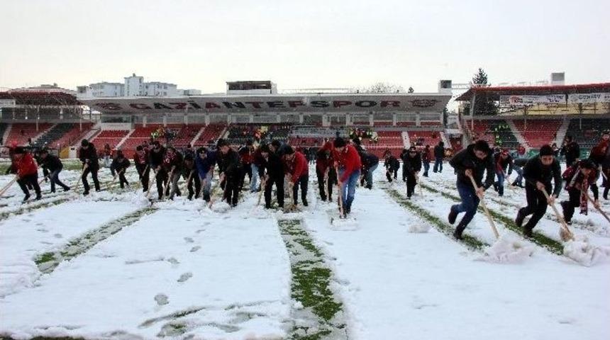 Kamil Ocak Stadı&rsquo;nda Taraftarlar Sahayı Temizledi