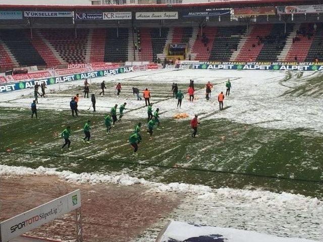 Kamil Ocak Stadı’nda Taraftarlar Sahayı Temizledi