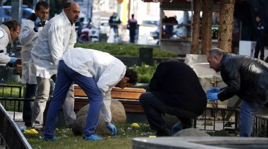 Antalya&rsquo;da &Ccedil;&ouml;p Kutusunda Piroteknik Malzeme Patladı: 2 Yaralı