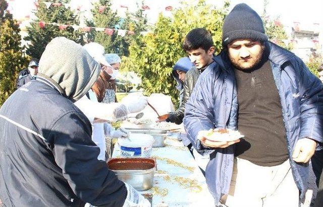 Beylikdüzü’nde 1 Buçuk Ton Mantı Dağıtıldı