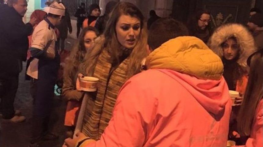 Zonguldaklı &Ouml;ğretim &Uuml;yesi Evsizlere &Ccedil;orba Dağıttı