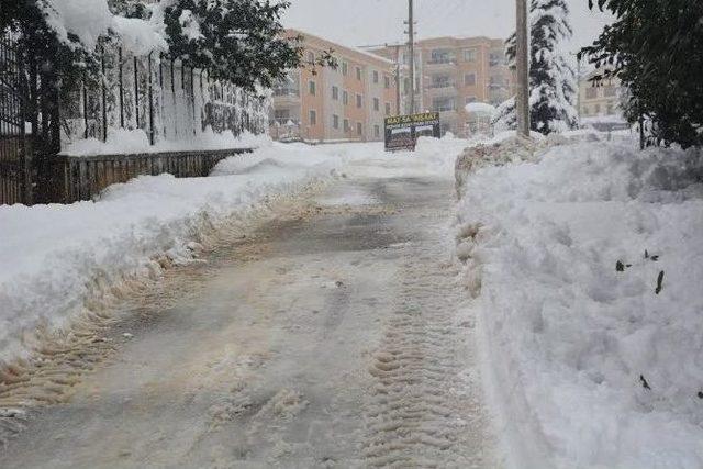 Trabzon’da Kar Yağışı Ulaşımı Olumsuz Etkiliyor