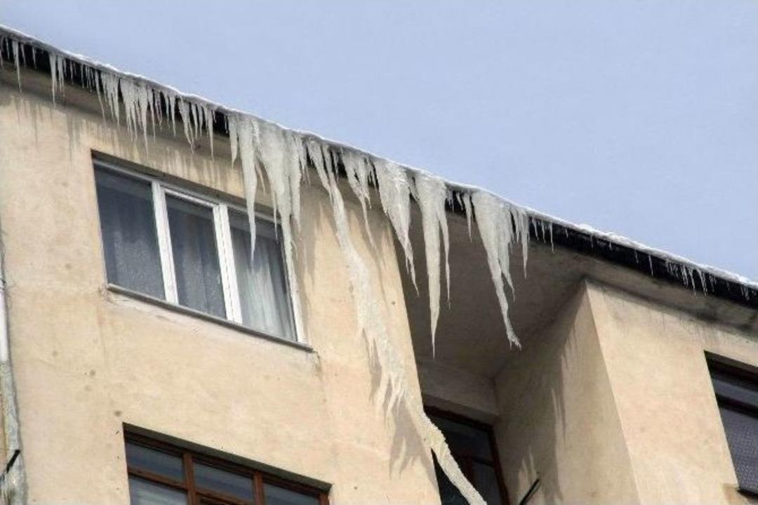 Soğuk &Ccedil;atılarda 2 Metrelik Buz Sarkıtları Oluşturdu