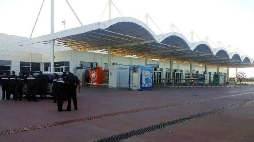 Antalya Havalimanı’nda Unutulan Valiz Paniğe Sebep Oldu