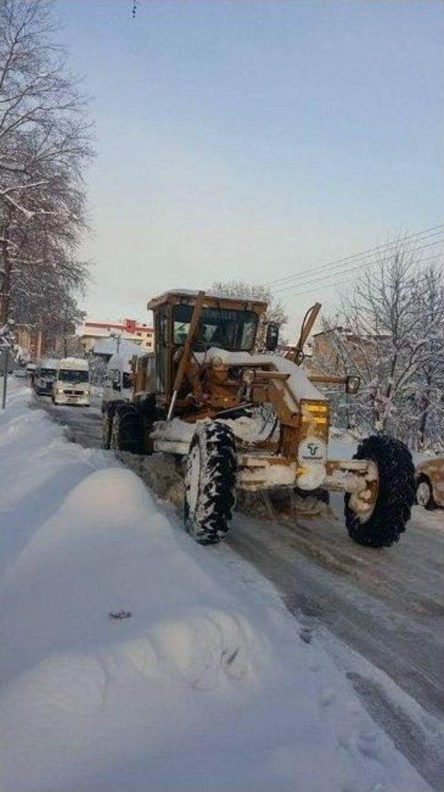 Tekkeköy Belediyesi’nin Kar Temizleme Çalışmaları Sürüyor