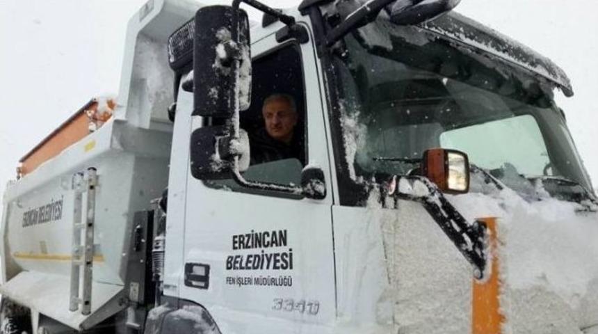 Erzincan Belediyesi 300 Personel 25 Ara&ccedil;la 24 Saat Hizmet Veriyor