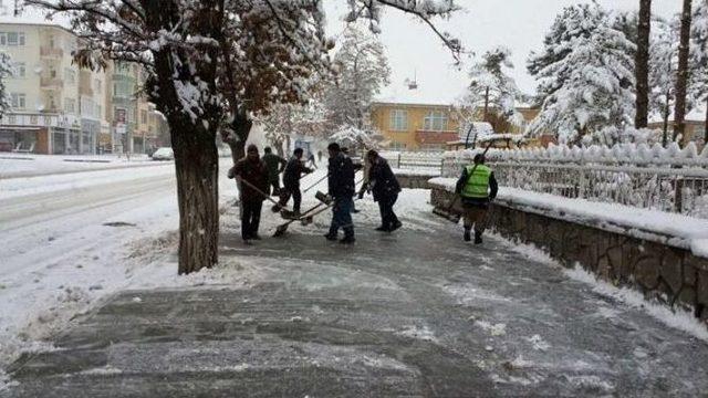 Erzincan Belediyesi 300 Personel 25 Araçla 24 Saat Hizmet Veriyor