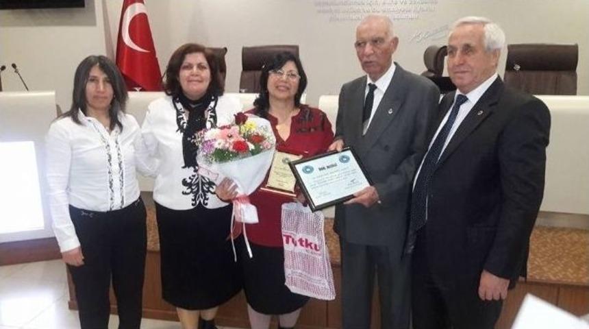 &rsquo;porsuk Şiir Akşamları&rsquo;nda Plaket Ve Onur &Ouml;d&uuml;lleri Verildi