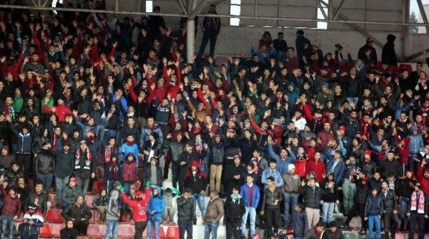 Taraftarlardan &rsquo;şehitler &Ouml;lmez&rsquo; Tezah&uuml;ratı