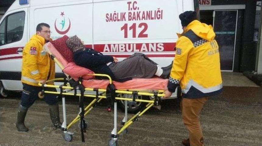 Kardan Yolu Kapanan K&ouml;ydeki Hasta Paletli Ambulansla Kurtardı