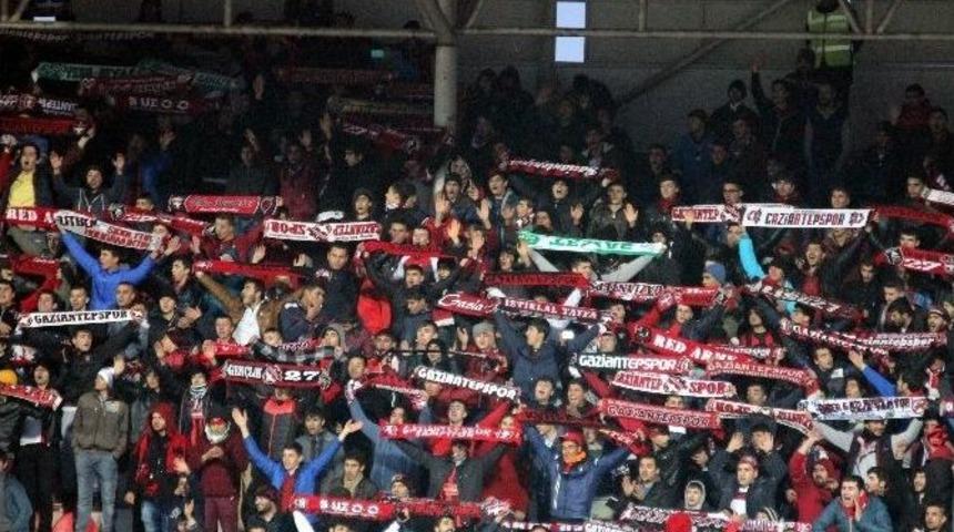 Rakip Taraftarlar Aynı Trib&uuml;nde Ma&ccedil;ı İzledi