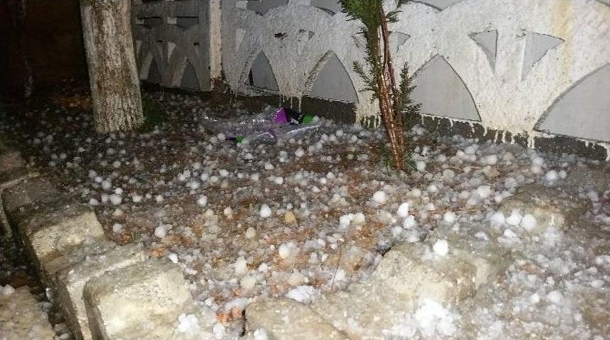 İdil&rsquo;de Yağan Dolu Hayatı Olumsuz Etkiledi